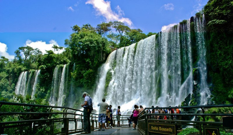 Turistas contemplando cascadas en medio de la selva
